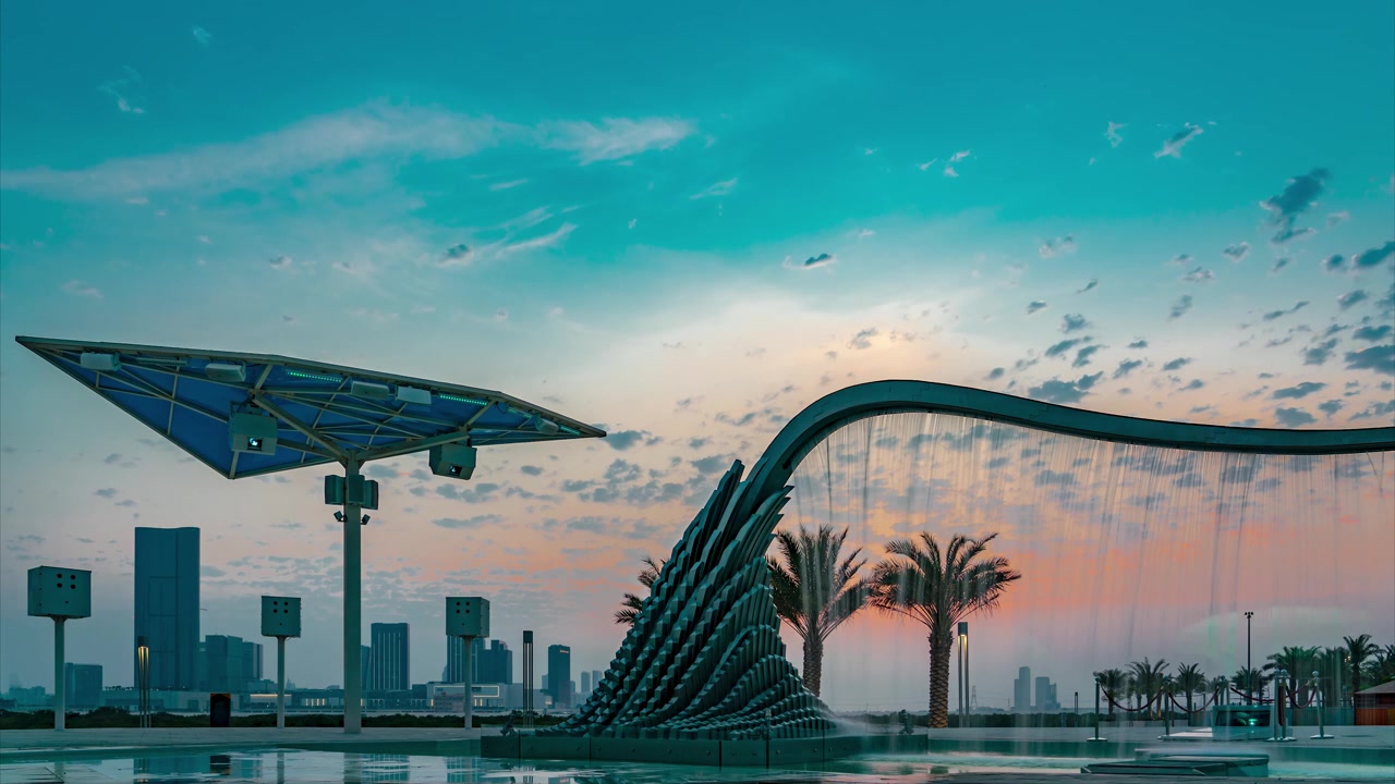 Timelapse di una vista incantevole in un parco centrale di Reem ad Abu Dhabi con il tramonto e nuvole in movimento.