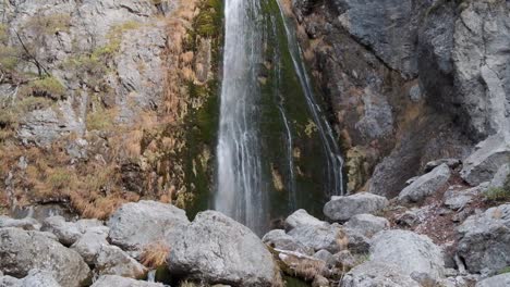 senderismo alrededor del ojo azul, cascada de grunas y en los alpes albaneses durante la temporada de otoño o la temporada de otoño