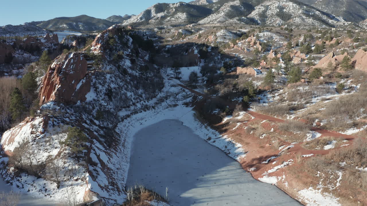 화창한 날 콜로라도의 얼어붙은 호수 위로 공중 하강 공개