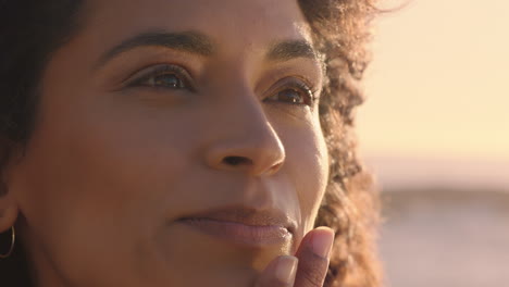 Primer-Plano-Retrato-De-Una-Hermosa-Mujer-Feliz-Disfrutando-De-La-Libertad-Explorando-La-Espiritualidad-Sintiendo-Esperanza-En-La-Tranquila-Playa-Al-Atardecer-Con-El-Viento-Soplando-El-Pelo