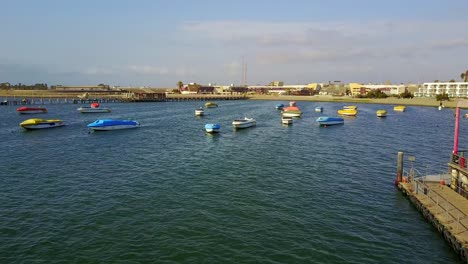 Luftdrohne-über-Pier-Mit-Booten-Entlang-Des-Paracas-Hafens-Am-Strand-Von-El-Chaco-In-Peru