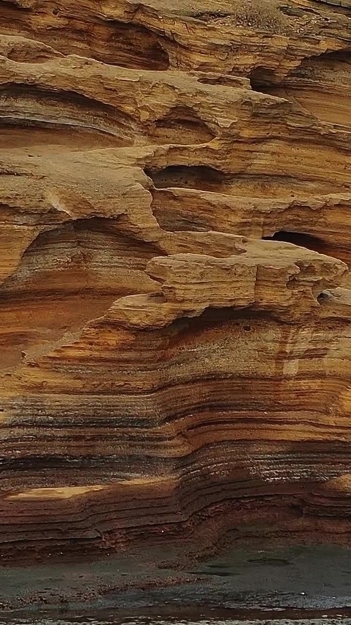 Explorando formaciones rocosas a lo largo de la costa de Tenerife, en España