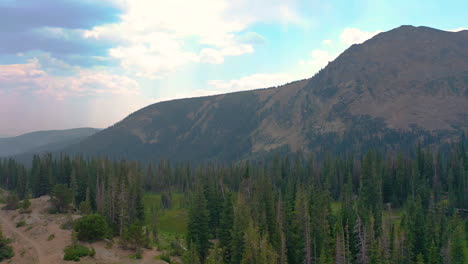 Dron-Aéreo-Revela-Las-Vistas-De-Los-Picos-Montañosos-De-Nederland-Colorado-Y-El-Exuberante-Bosque-De-Pinos-Durante-El-Verano-En-Las-Montañas-Rocosas