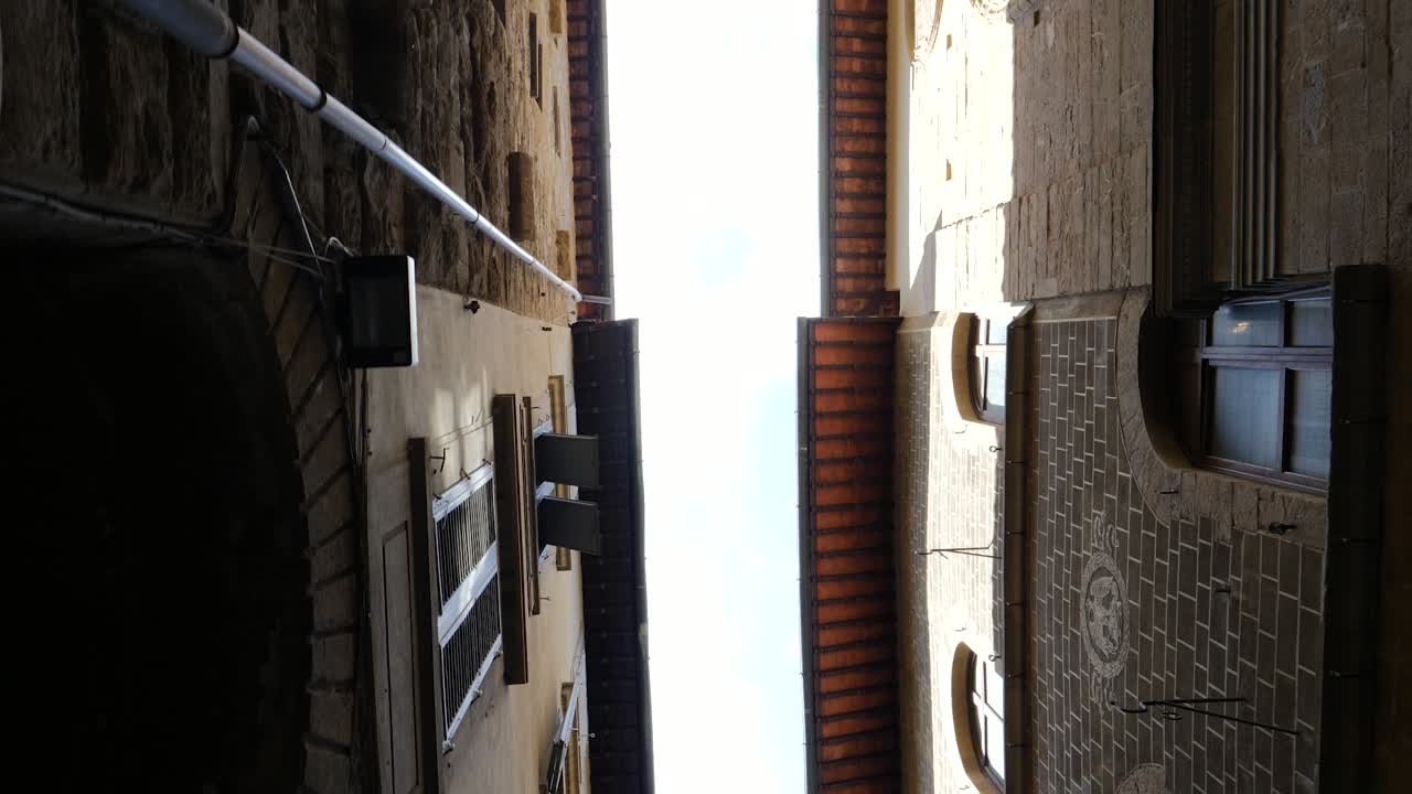 작은 이탈리아 거리를 따라 이동