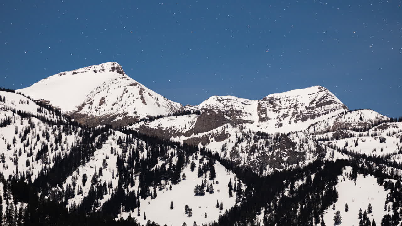 4k로 촬영된 와이오밍 서부 산 위의 별들의 시간 경과