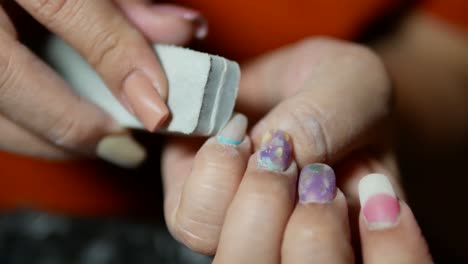 Mujer-Haciendo-Su-Propia-Manicura-Usando-Lima-De-Uñas-Y-Otros-Equipos