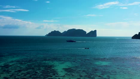 Vista-Desde-Arriba,-Impresionante-Vista-Aérea-De-Koh-Phi-Phi-Leh-Con-La-Hermosa-Bahía-Maya