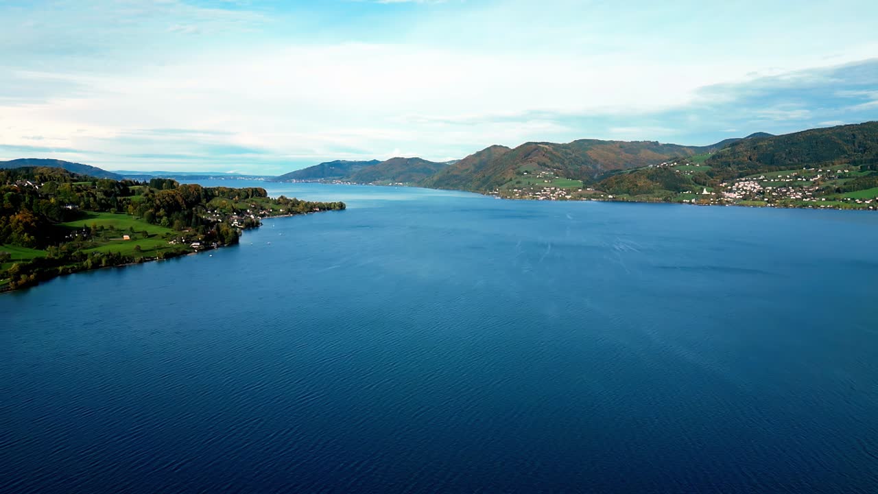 el tranquilo lago de montaña refleja el vibrante follaje de otoño.