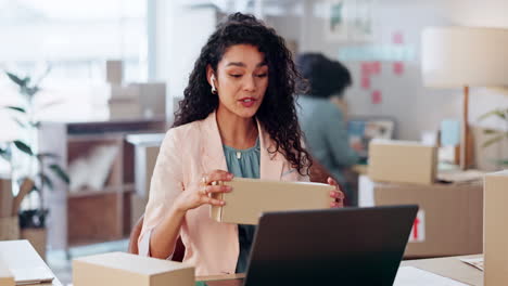 portátil, pequeña empresa y mujer en videoconferencia