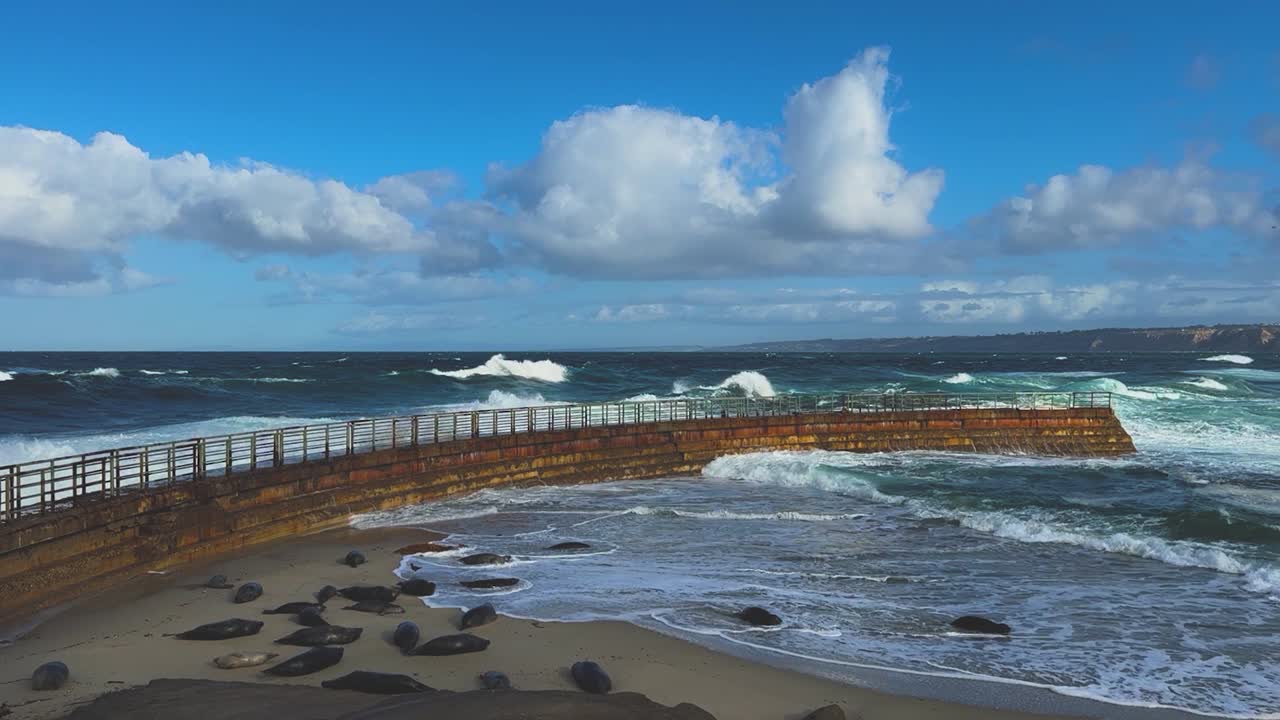 바다의 물결이 la jolla의 어린이 수영장에 부히고 부히는 것은 왕의 조류와 함께 은 물입니다.