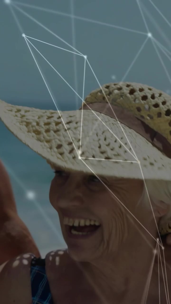 Vertikales Video: Kameraschwenk, lachende Senioren heben die Arme am Strand für Reisen, mit Überlagerung.