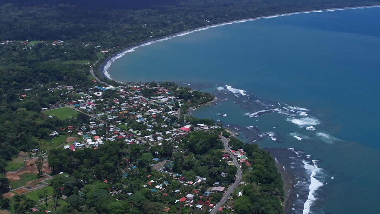 panorama aéreo de puerto viejo, costa rica, que muestra su vibrante costa