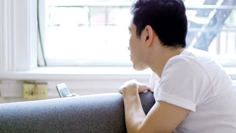 거실 4k에서 휴대 전화를 사용하는 남자
