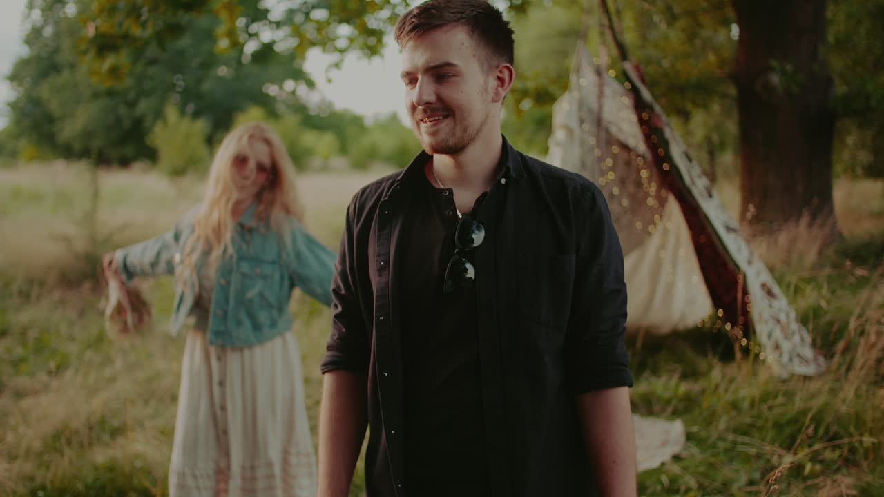 pareja alegre caminando y sonriendo al aire libre en verano 8
