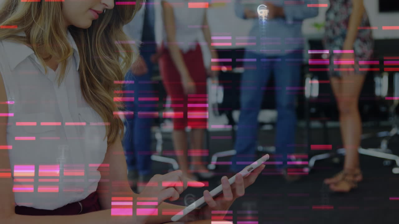 사무실에서 디지털 태블릿을 사용하는 백인 여성 위에 분홍색 모자이크 사각형의 애니메이션