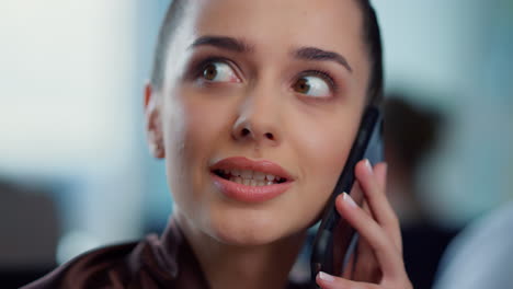 una mujer de negocios feliz usando un teléfono móvil.