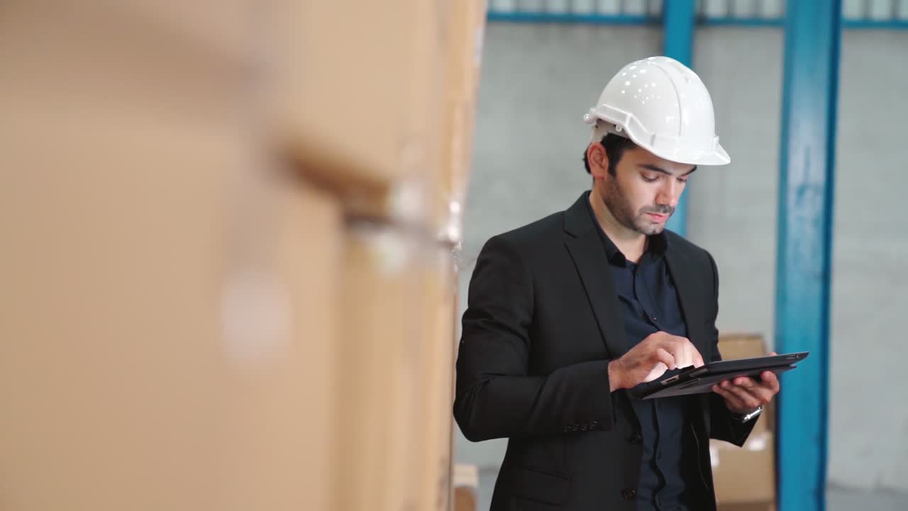Direttore di fabbrica utilizzando computer tablet in magazzino o in fabbrica