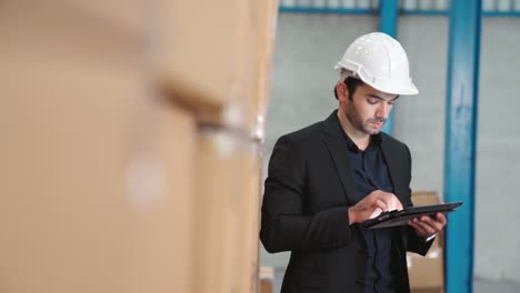 Fabrikleiter-Nutzt-Tablet-Computer-Im-Lager-Oder-In-Der-Fabrik