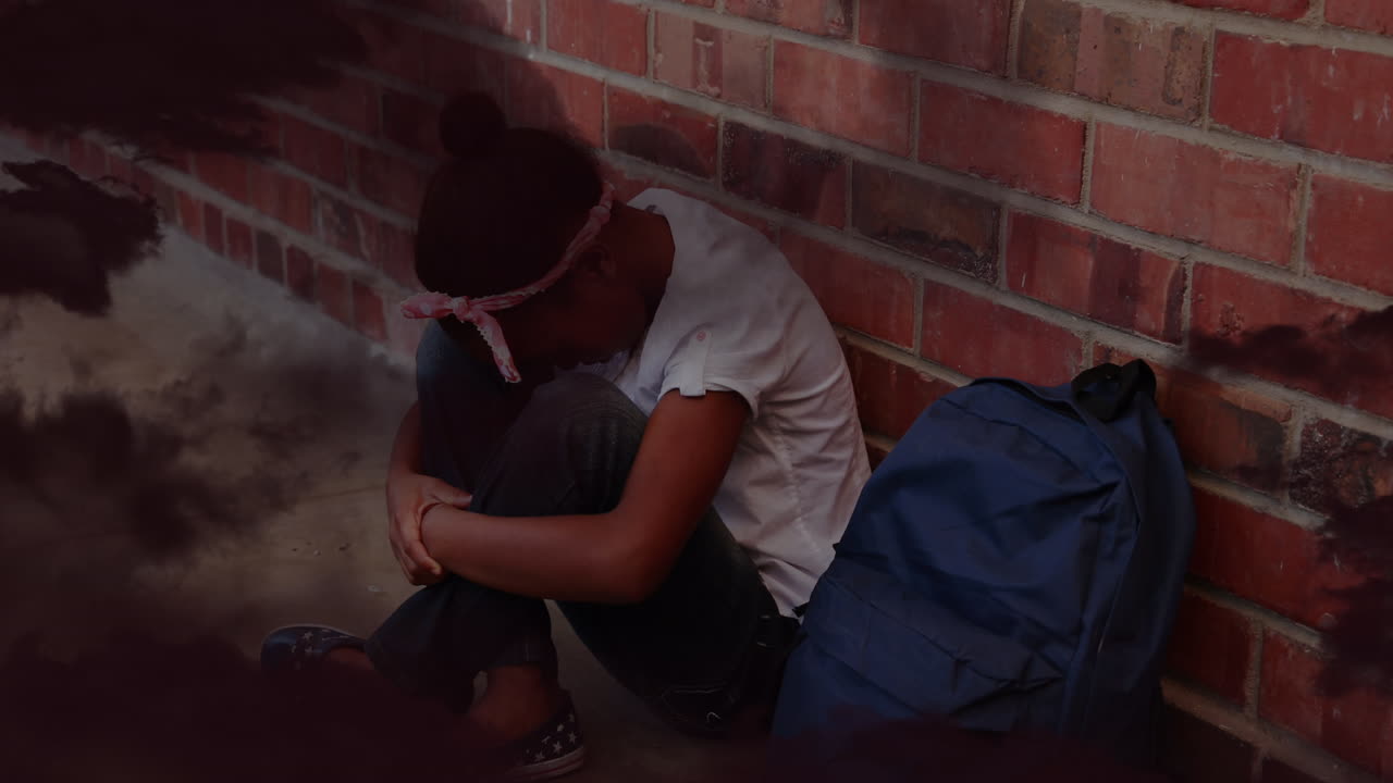 슬픈 아프리카계 미국인 여학생 위에 있는 검은 구름의 애니메이션