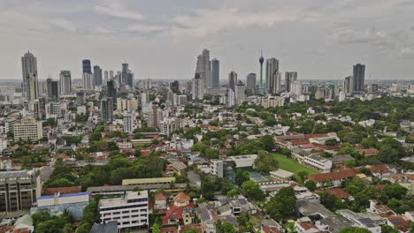 Colombo-Sri-Lanka-Luftaufnahme-V18-Aufnahme-Eines-Niedrigen-Drohnenüberflugs-über-Kollupitiya,-Der-Kolonialhäuser-Und-Städtische-Stadtlandschaften-In-Der-Innenstadt,-In-Wekanda-Und-In-Der-Gegend-Einfängt-02-–-Aufnahme-Mit-Mavic-3-Cine-–-April-2023