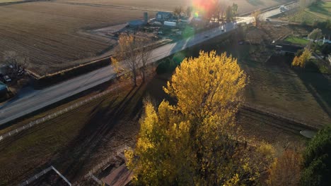 Highway-14-Mulberry-Street-Fort-Collins-Colorado-Herbst-2021-Verkehr-Und-Kleines-Landwirtschaftliches-Grundstück