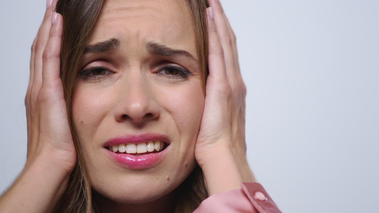 mujer de negocios con las manos en la cabeza en el estudio. mujer con estrés después del trabajo