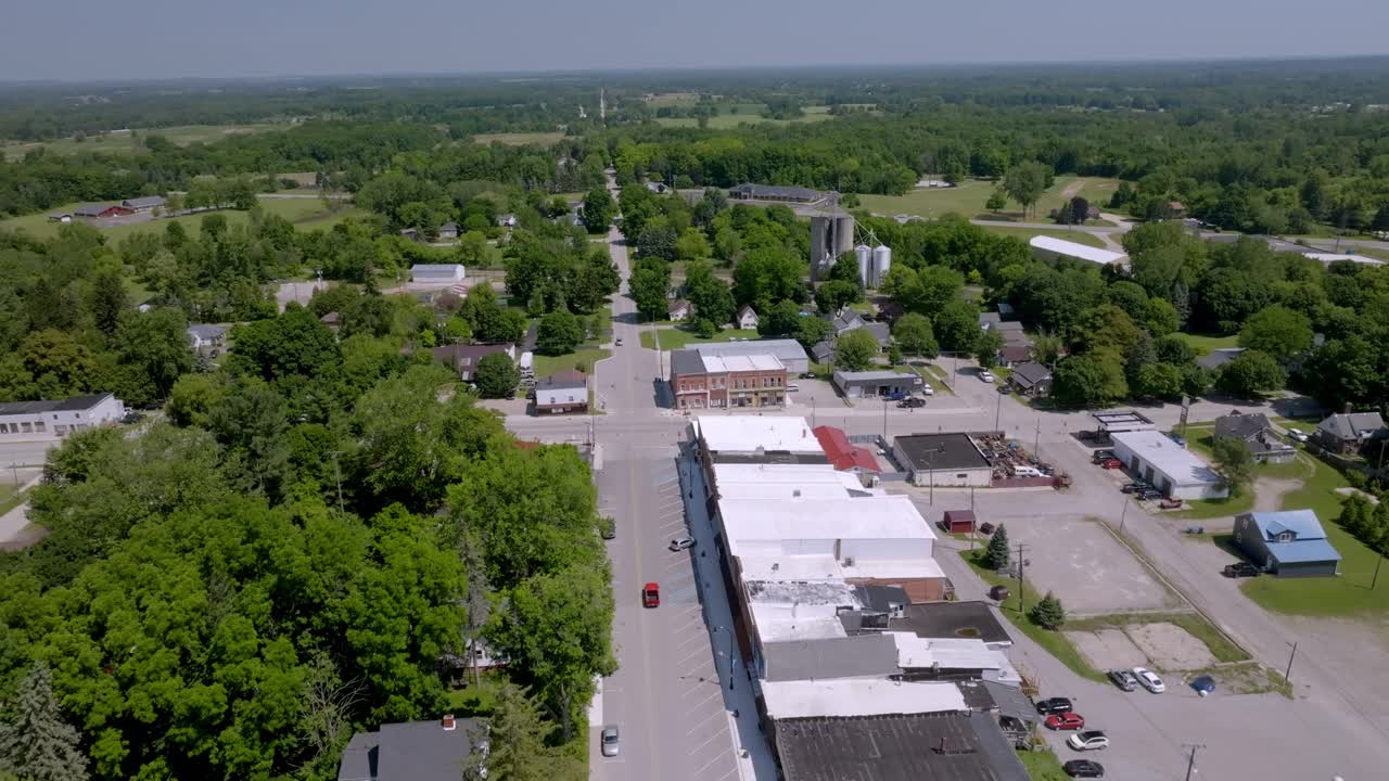 El centro de Mayville, Michigan, con un vídeo de dron que se desplaza hacia abajo