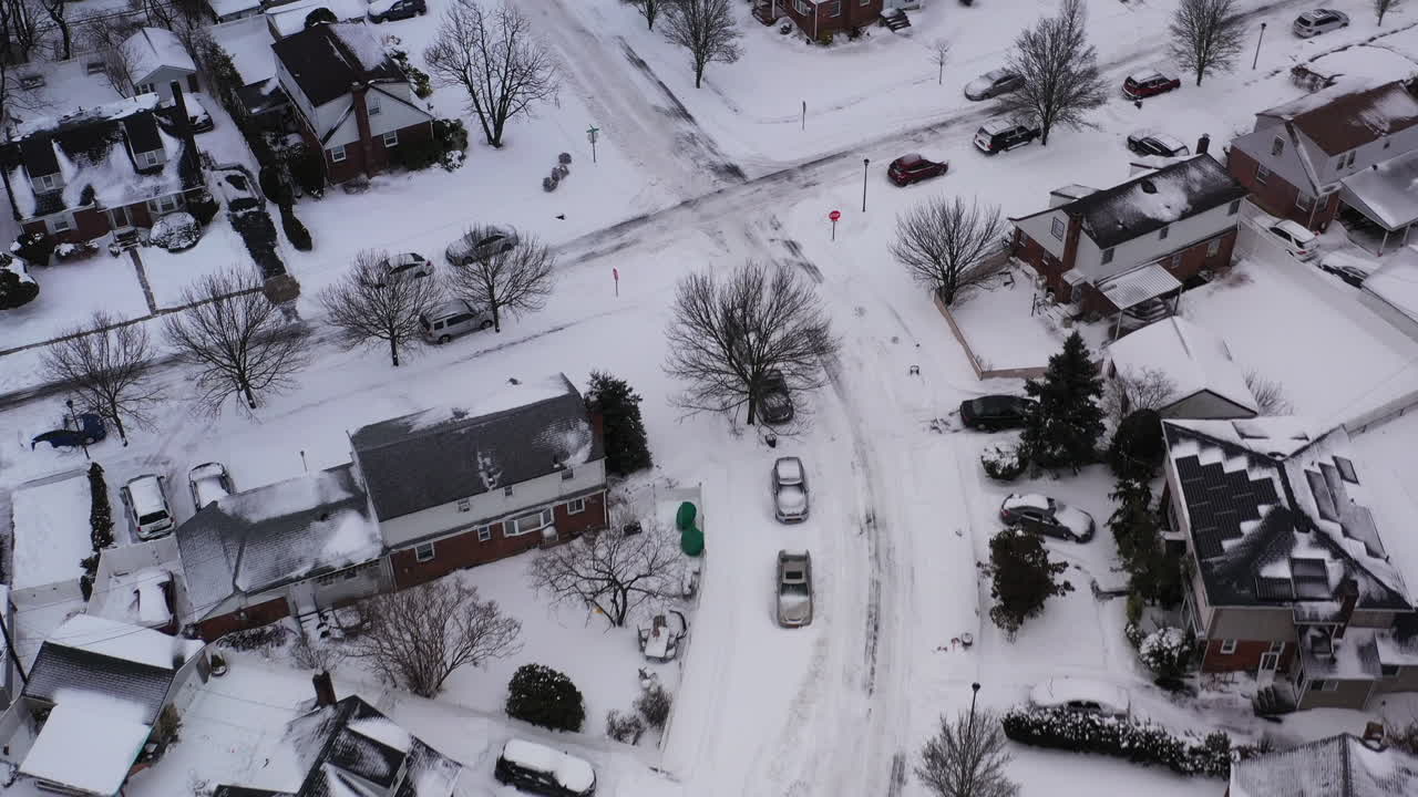 아침에 눈보라가 몰아친 후 교외 지역의 공중 전망