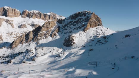 Crowds-of-skiers-on-the-slopes-of-Belvedere-Ski-Resort-Italy