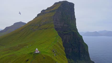 Steigende-Drohnenaufnahmen-Des-Kallur-Leuchtturms-Auf-Der-Kalsoy-Insel-Auf-Den-Färöer-Inseln