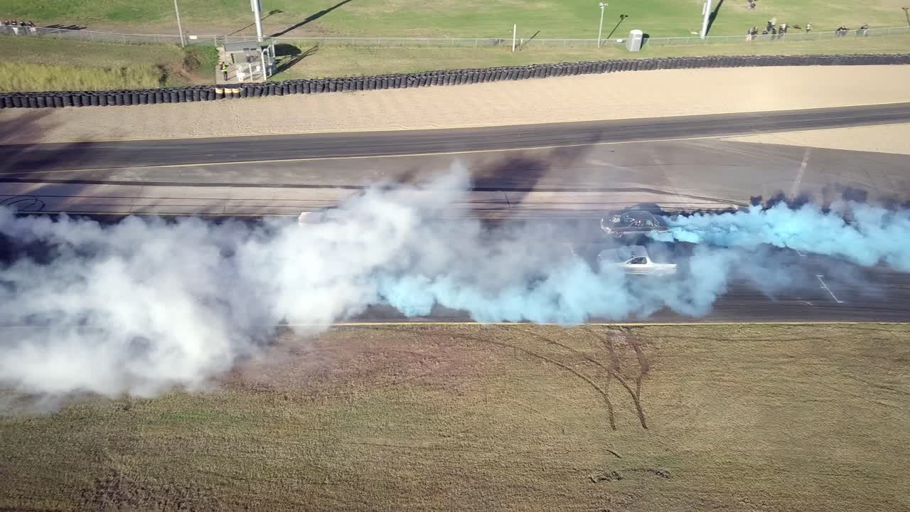 호주 동부 크릭에 있는 시드니 모터스포츠 공원에서 드래그 레이싱 중 경주용 자동차의 전망 - 드론 샷