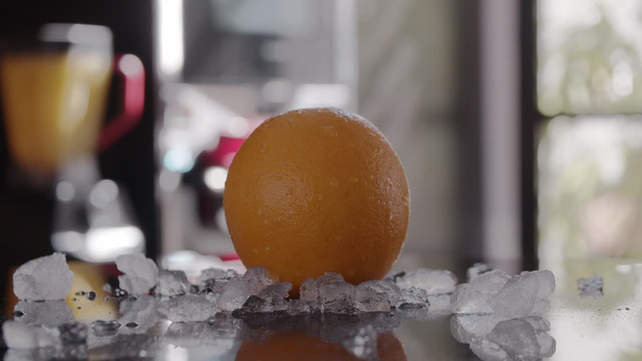 una naranja en hielo