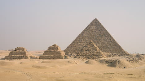 la meseta de giza de egipto con el complejo de la gran pirámide durante el amanecer.