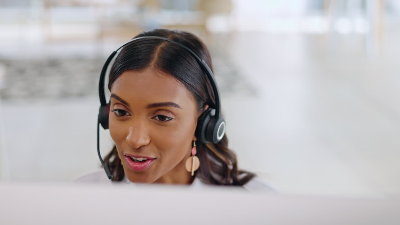 Call center, donna che parla e felice