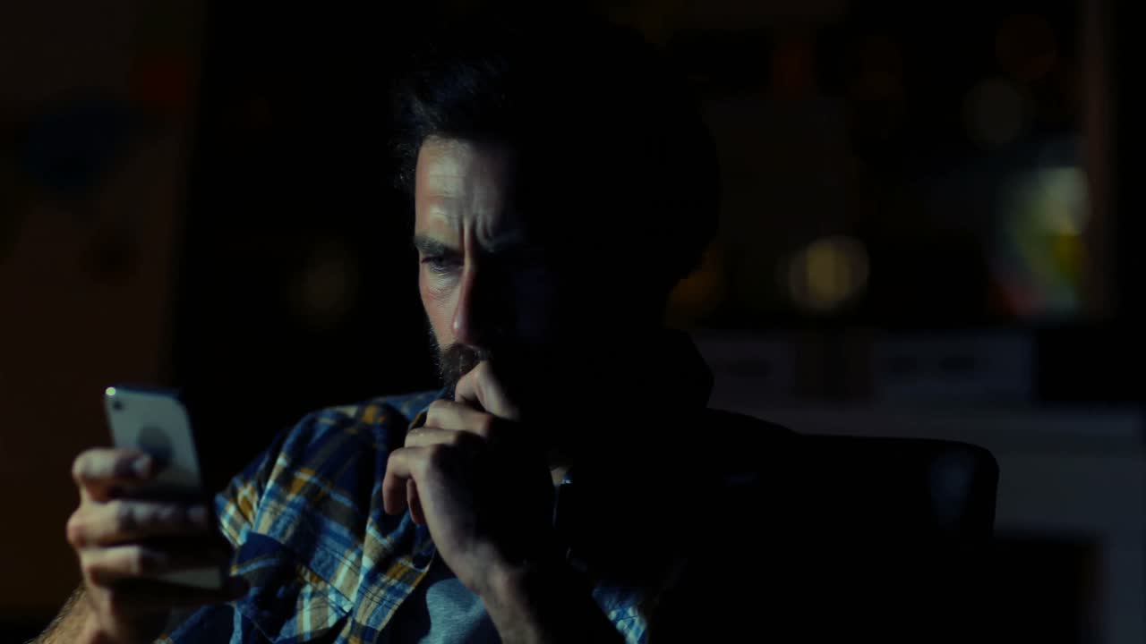 휴대 전화를 사용하는 비즈니스 임원