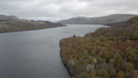 Una-Vista-Aérea-Mirando-Hacia-Loch-Tay-En-Un-Día-De-Otoño,-Perthshire,-Escocia