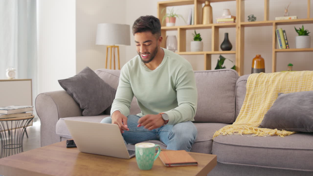 portátil, tarjeta de crédito y compras en línea con un hombre