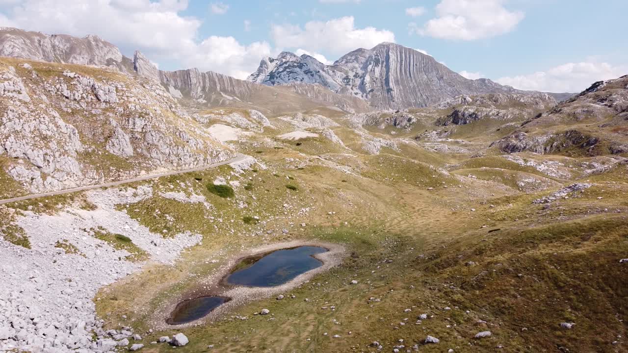 carretera panorámica parque nacional durmitor, montenegro - avance aéreo