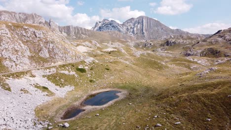 Panoramastraße-Durmitor-Nationalpark,-Montenegro---Antenne-Nach-Vorne