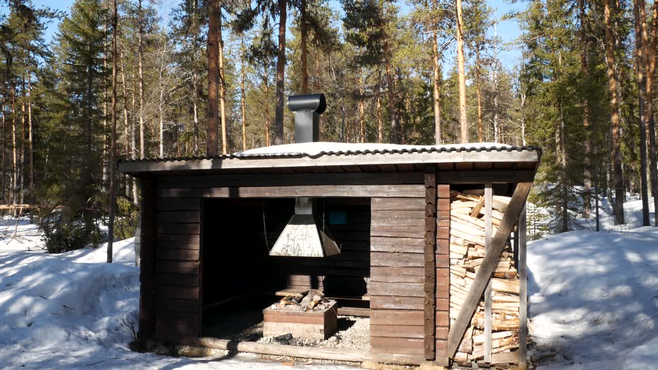 스웨덴 북부 야외 화재 지역의 패닝 샷