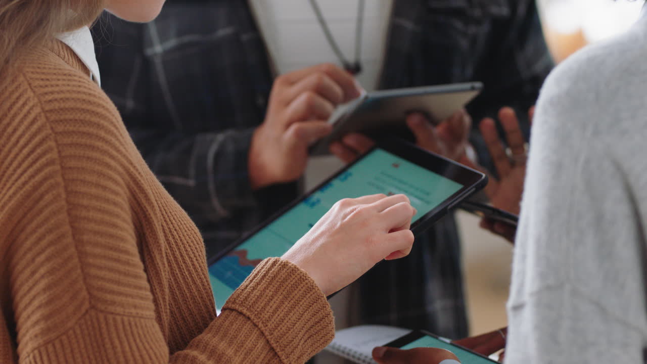 personas de negocios creativas que usan computadoras tablet digitales que se reúnen para discutir datos que intercambian ideas para proyectos que disfrutan del trabajo en equipo en el lugar de trabajo de la oficina de inicio