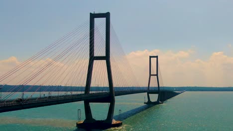 Suramadu-Bridge-between-turquoise-ocean-and-blue-sky,-Java,-Indonesia