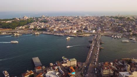 Vista-De-Los-Barcos-En-El-Cuerno-De-Oro,-El-Tráfico-En-El-Puente-De-Gálata,-Estambul