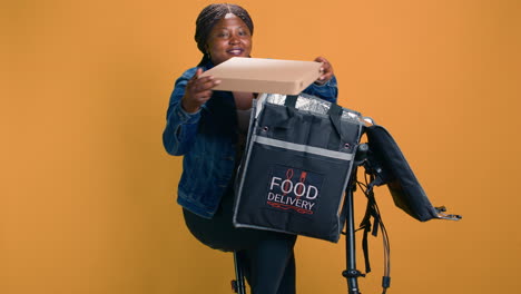 entrega de alimentos por mujer en bicicleta