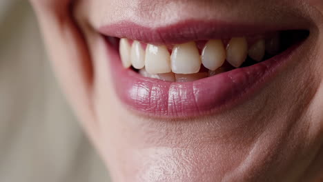 la boca de una mujer sonriente de cerca