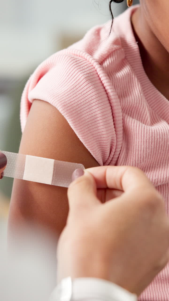 Bambino che riceve un cerotto dopo la vaccinazione