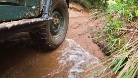 vista exterior derecha de los neumáticos, paso de vehículos 4x4 a través de agua fangosa
