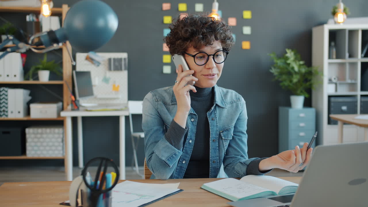 Kvinde i telefon på moderne kontor