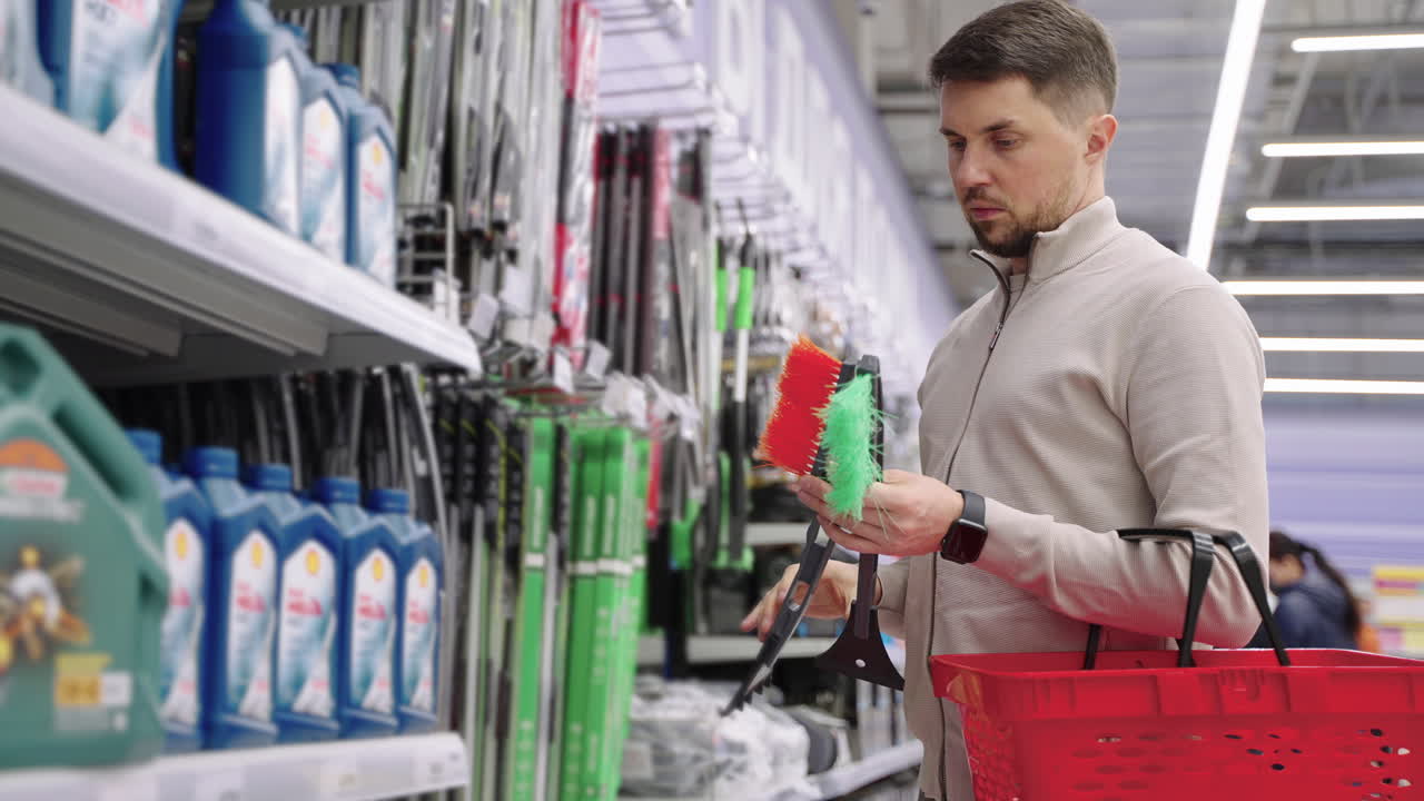 hombre comprando suministros de limpieza en una tienda de comestibles