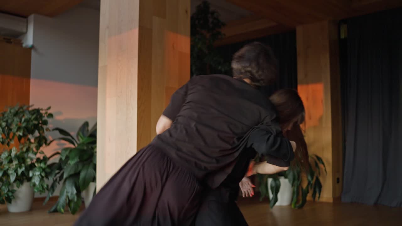 pareja bailando en un estudio